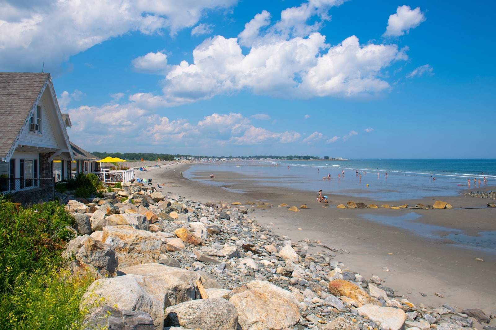Best Time to Visit the New Hampshire Coast 1 A day at Jenness State Beach Park is one way to spend your time along the New Hampshire coast. The coastline is rugged, yet sandy, and a favorite for beachgoers.